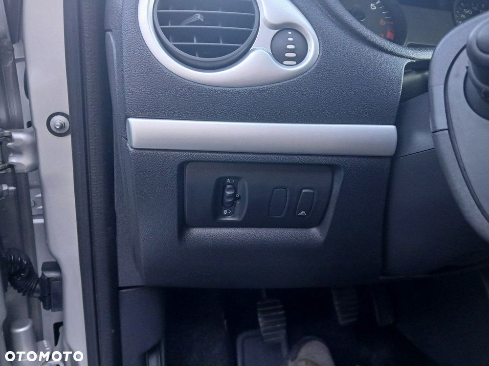 Renault Clio 1.2 16V Life - 17