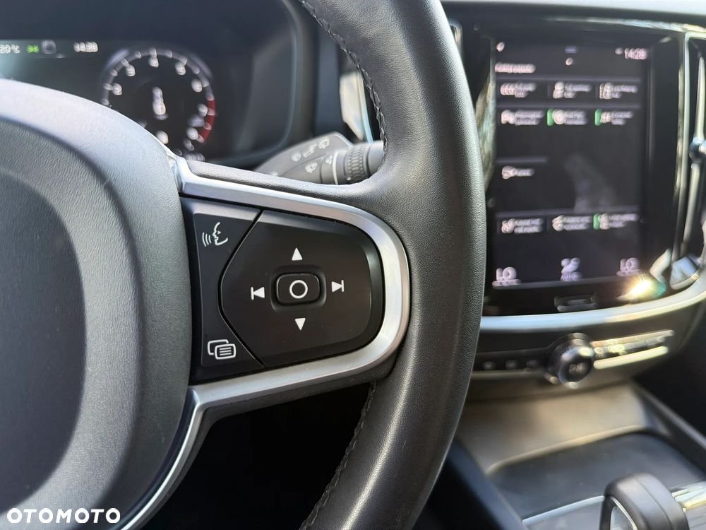 Volvo V60 B3 B DKG Momentum - 11