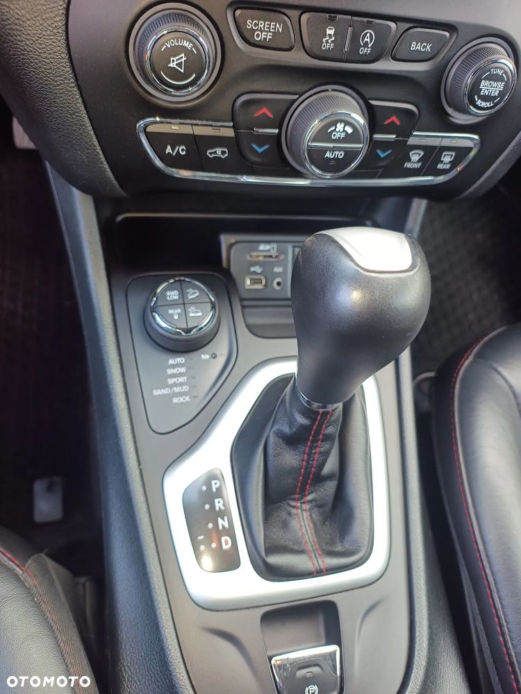 Jeep Cherokee - 19