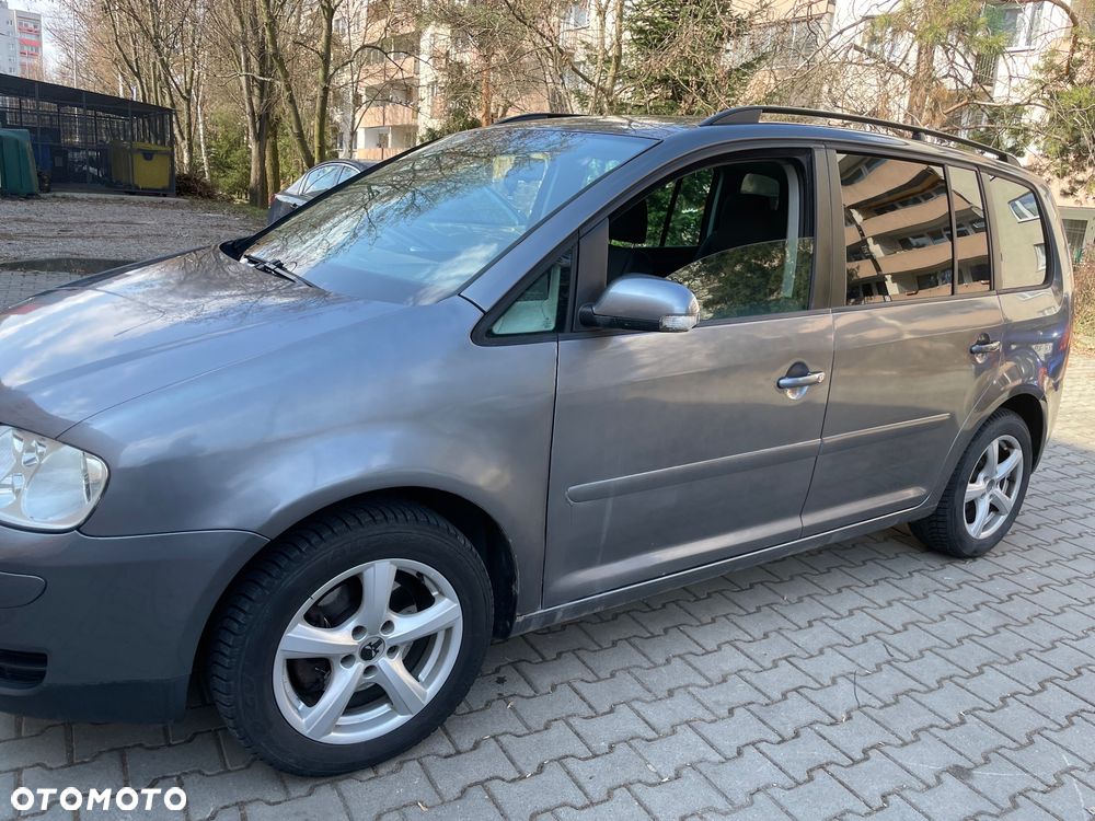 Volkswagen Touran 2.0 TDI Highline DSG - 2