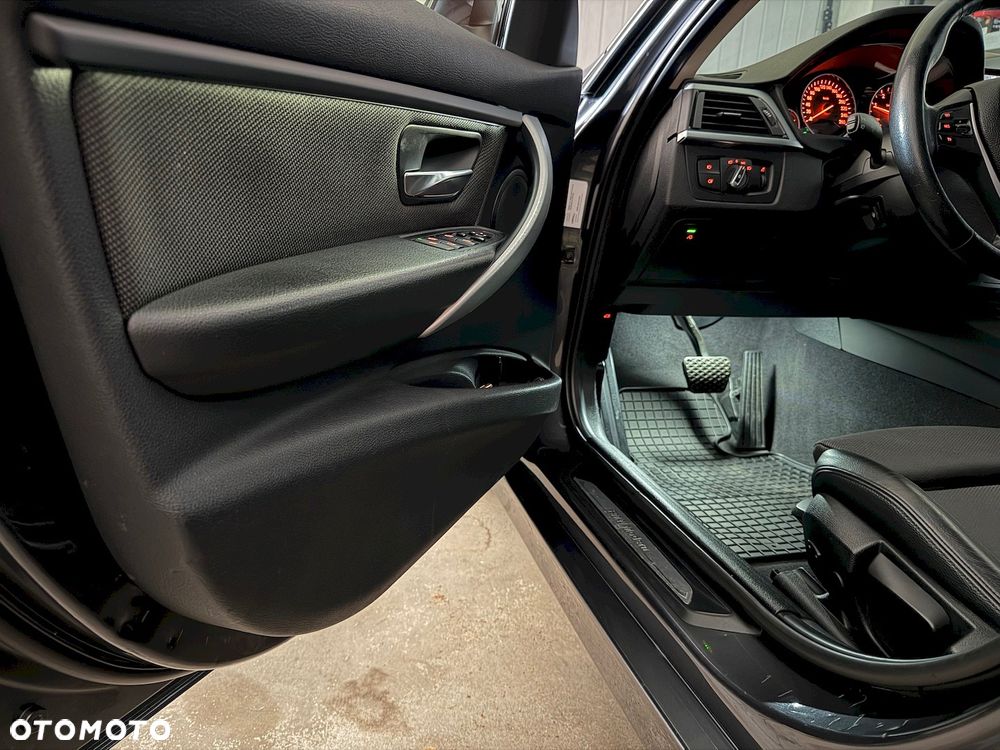 BMW Seria 3 318d Modern Line - 38