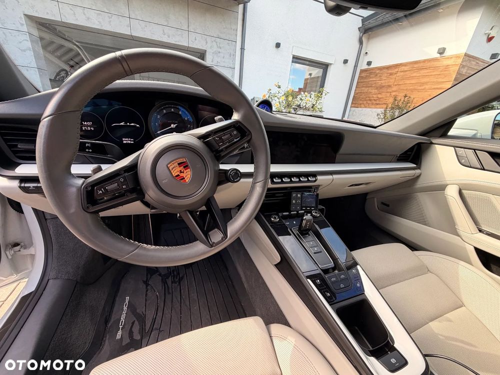Porsche 911 Carrera 4 GTS - 12