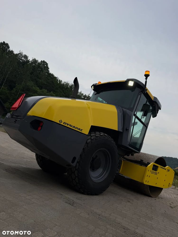 Dynapac Atlas Copco CA1500 D Walec Drogowy Terenowy Guma-Stal. 9 ton. Import Norwegia 2015rok. Maszyna w pięknym stanie! Wentylacja Klima. Serwisy w Dekra AKTUALNE 2026r. Zero zniszczeń IGŁA Po serwisach eksploatacyjnych w Norwegii. Walec z Upadłości od pierwszego właściciela. Obrotowy fotel wraz ze sterowaniem. Dokumenty Dekra! Silnik Cummins 110Km. Nagłośnienie radio! Usb. Zero luzów i wycieków! Niski Przebieg 200mtg. Oryginał! Wielka Okazja - 4