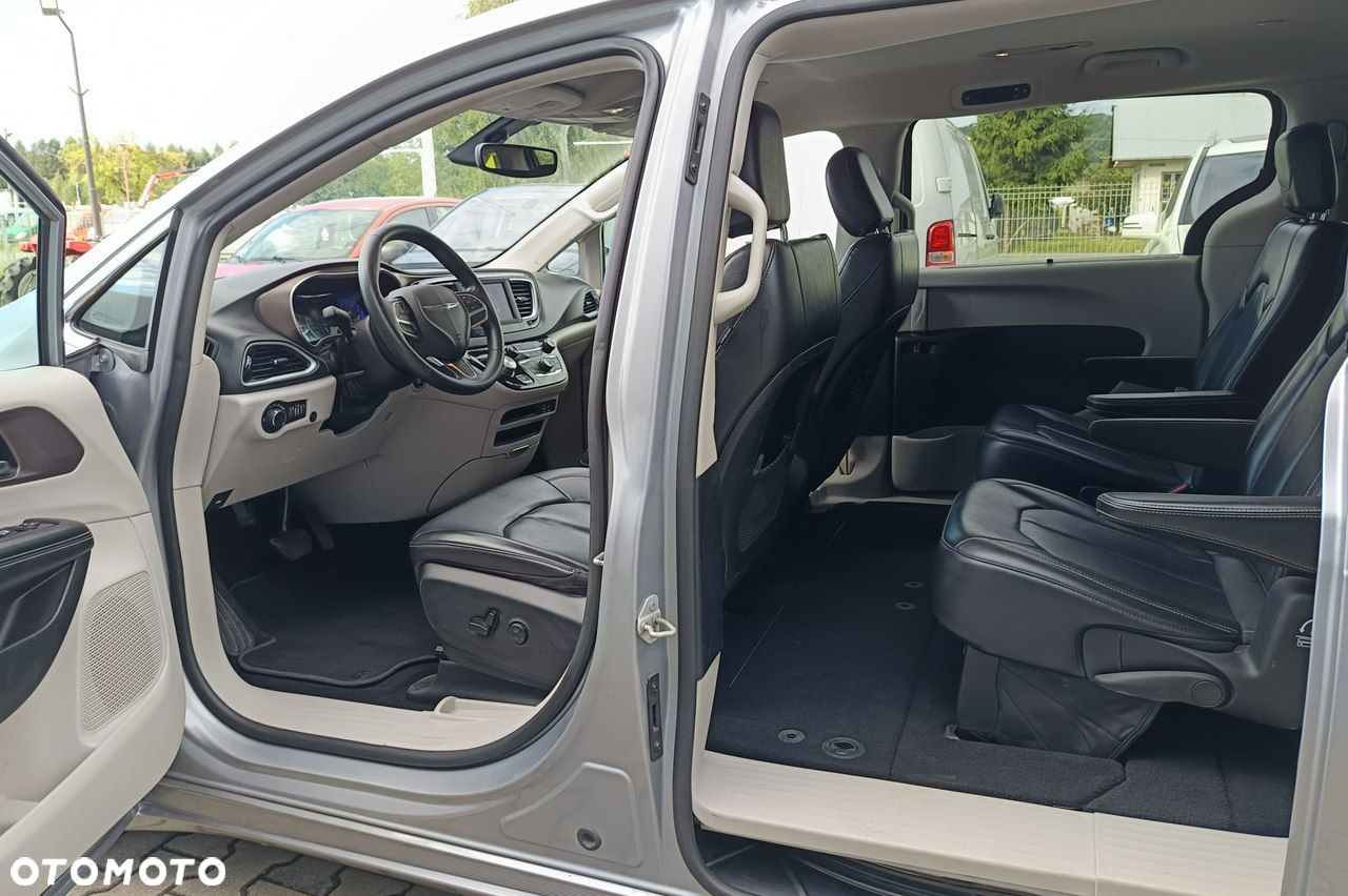 Chrysler Pacifica - 13