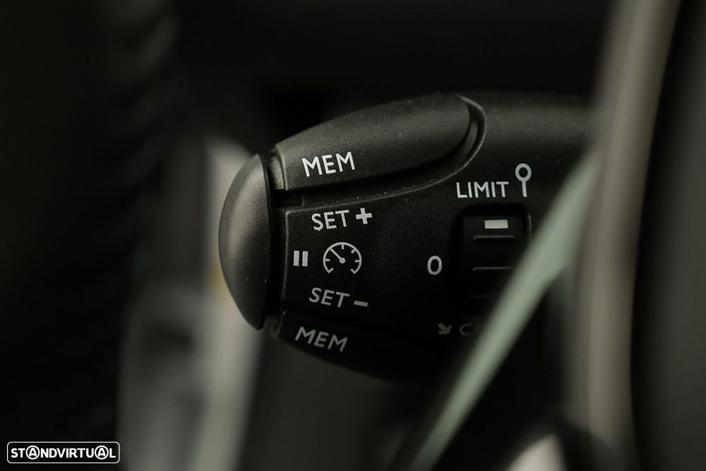 Peugeot 2008 1.2 PureTech Allure - 18