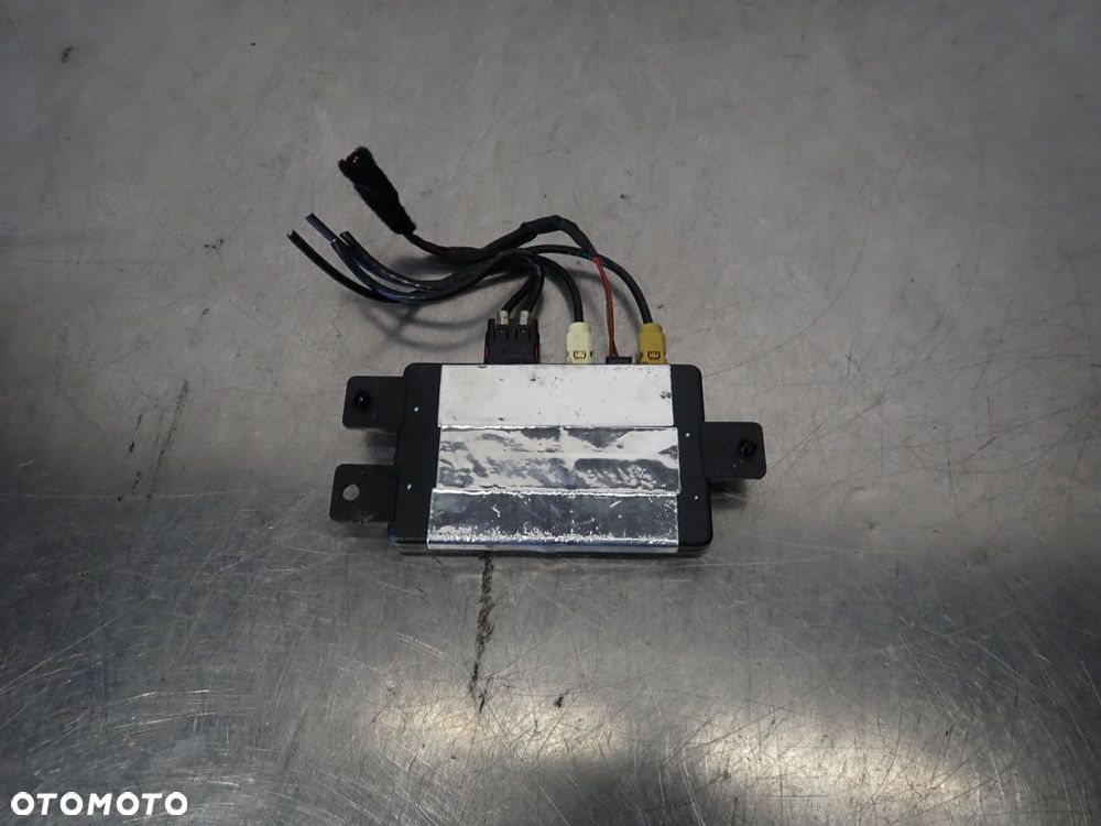 WZMACNIACZ ANTENY VOLKSWAGEN PASSAT B6 1T0035530 - 2