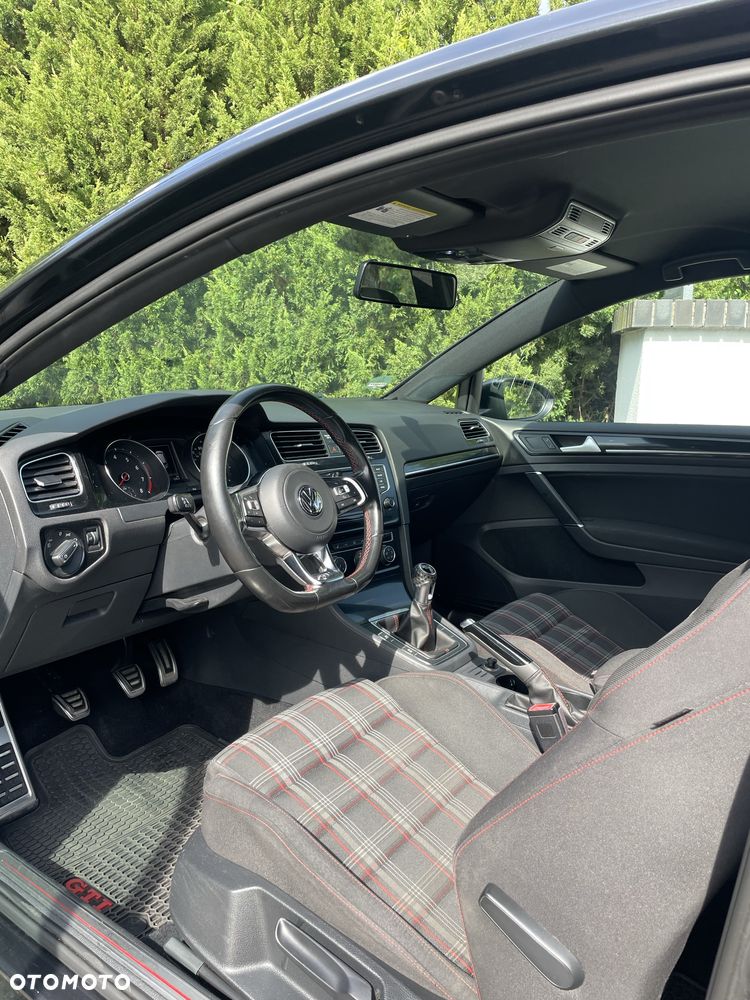 Volkswagen Golf - 6