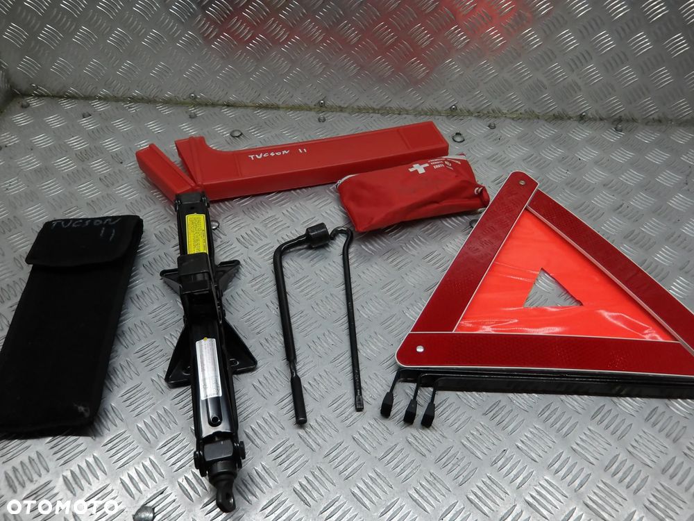 HYUNDAI TUCSON I 04-10 2.0 CRDI 4X4 ZESTAW NAPRAWCZY LEWAREK KLUCZ TRÓJKĄT OSTRZEHGAWCZY APTECZKA - 1