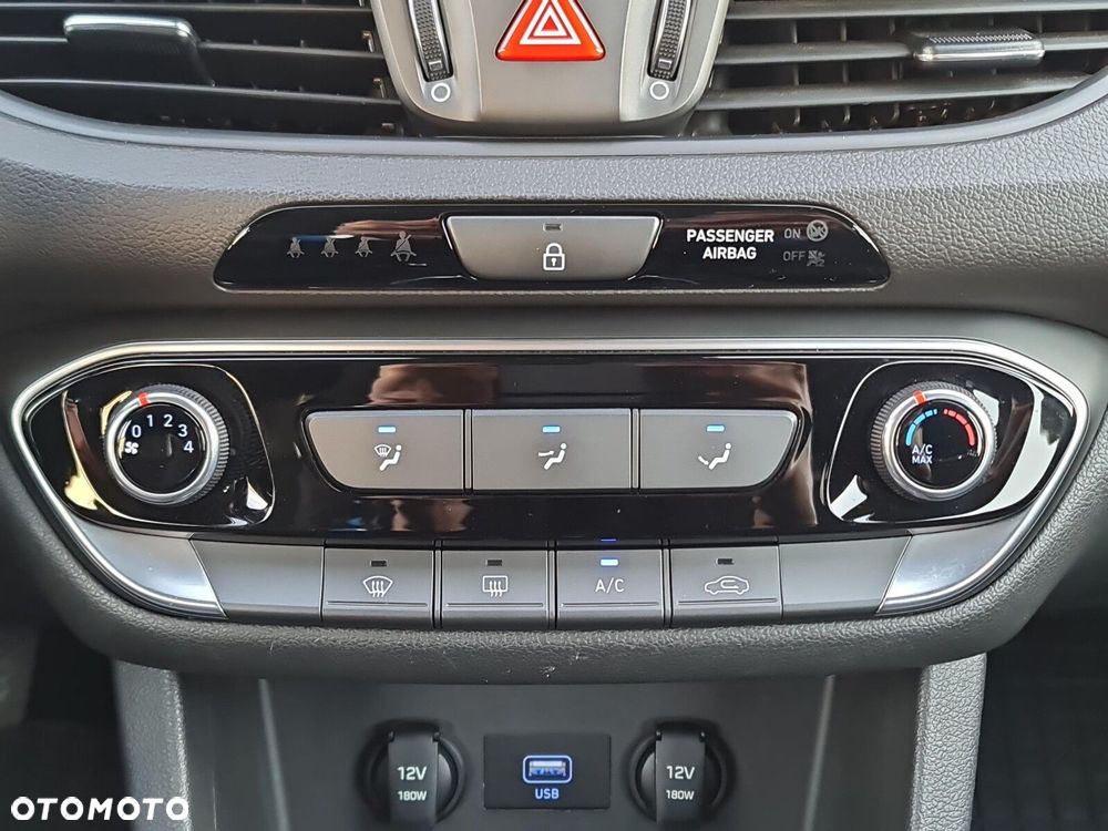 Hyundai i30 1.5 DPI Classic + - 18