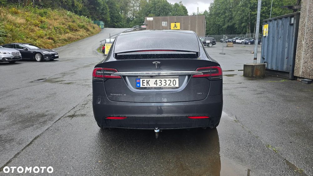Tesla Model X - 13