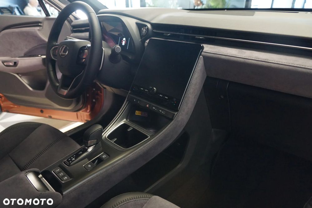 Lexus LBX - 13