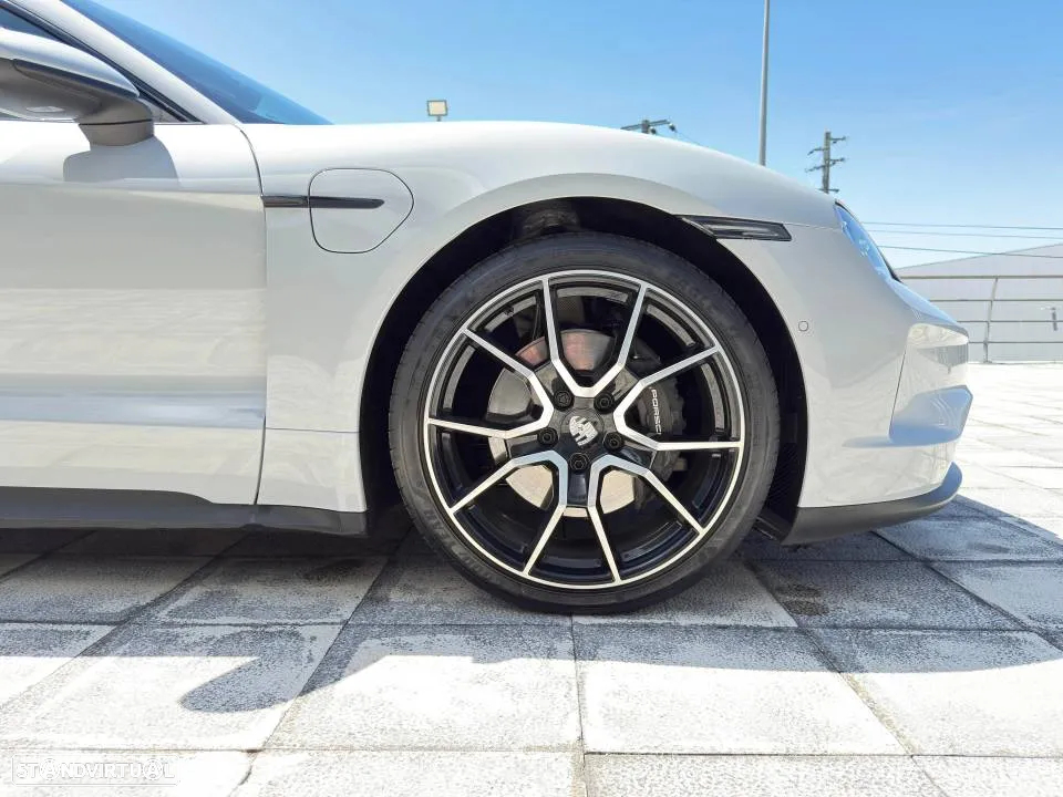 Porsche Taycan 4 - 12