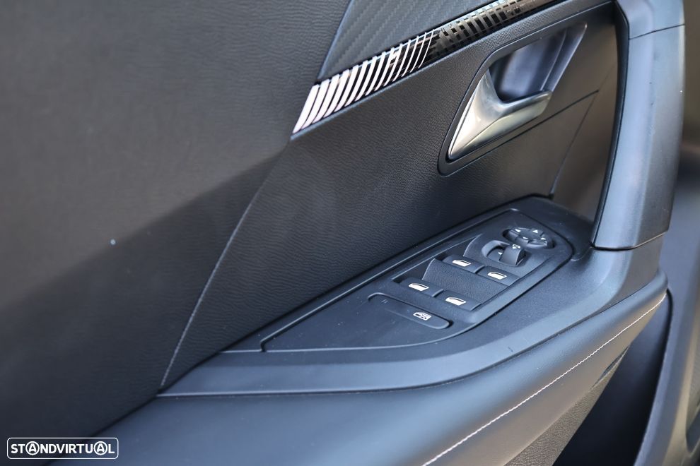 Peugeot 2008 1.2 Hybrid Allure e-DCS6 - 17