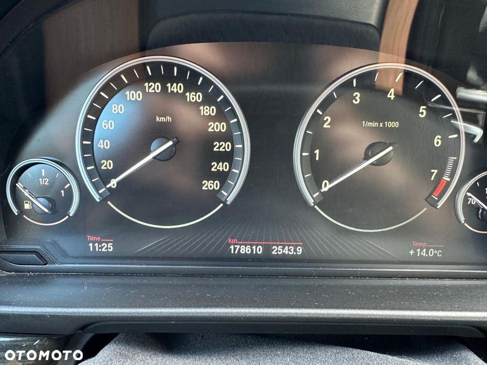 BMW Seria 5 528i xDrive Sport-Aut - 13