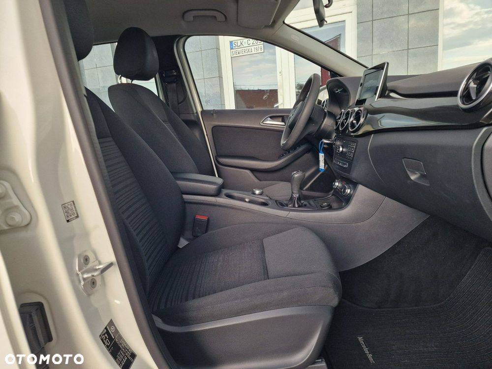 Mercedes-Benz Klasa B 180 Edition - 23
