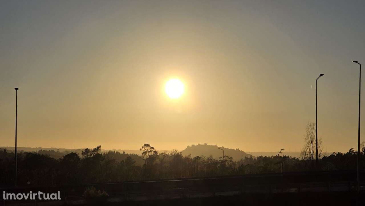 Moradia com dois apartamentos independentes com terreno e armazém. - Grande imagem: 5/55