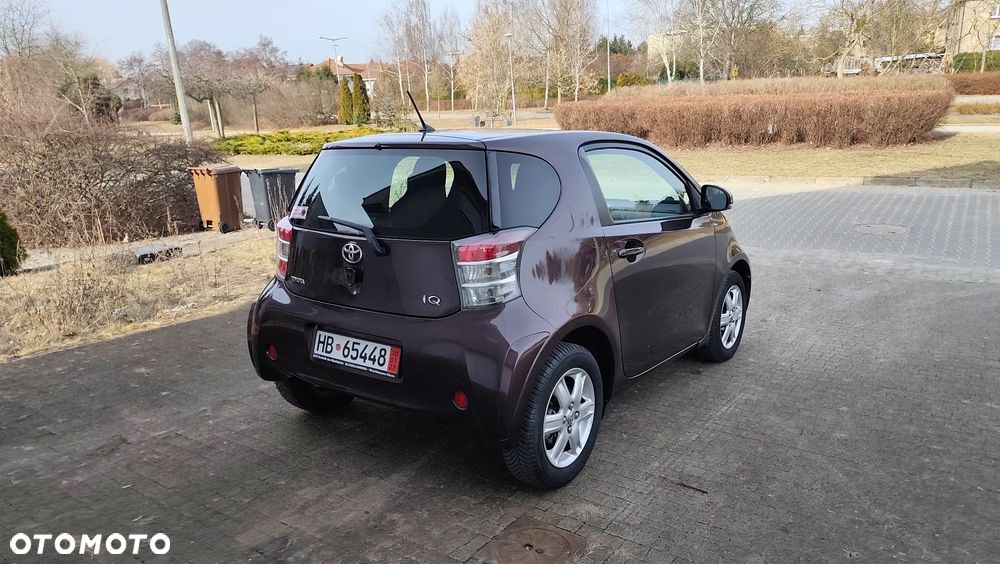 Toyota iQ - 12