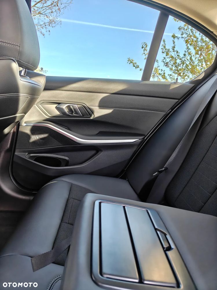 BMW Seria 3 320d xDrive mHEV - 21
