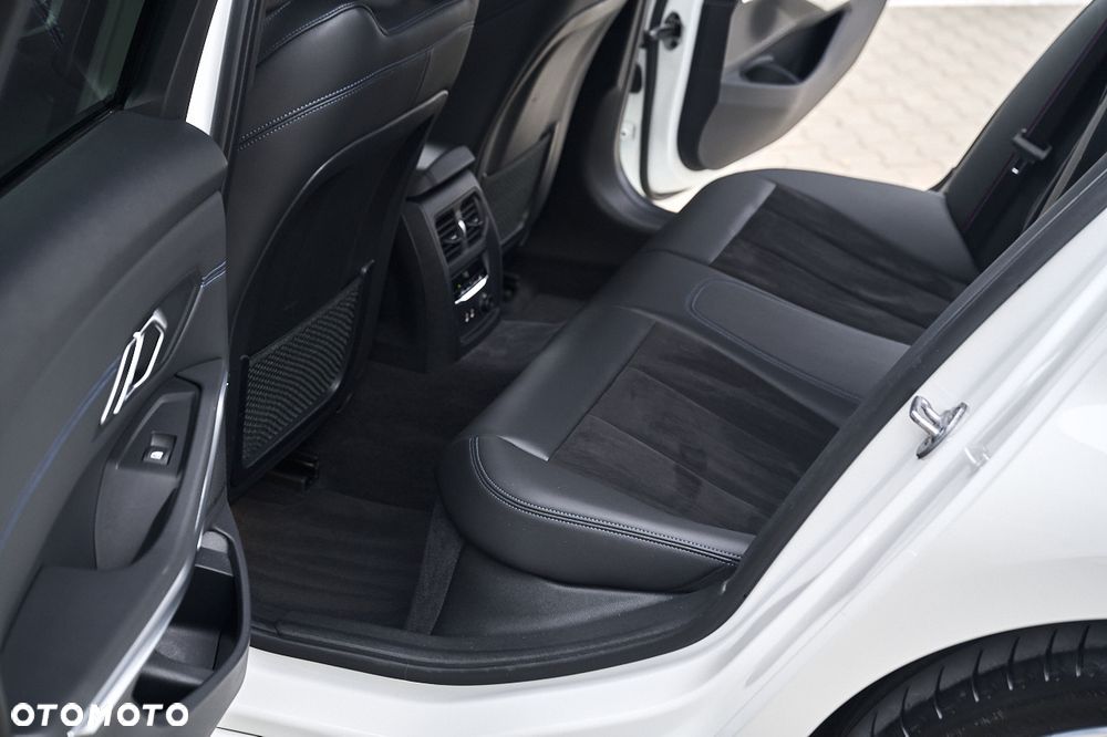BMW 3 Series 2019 photo 5