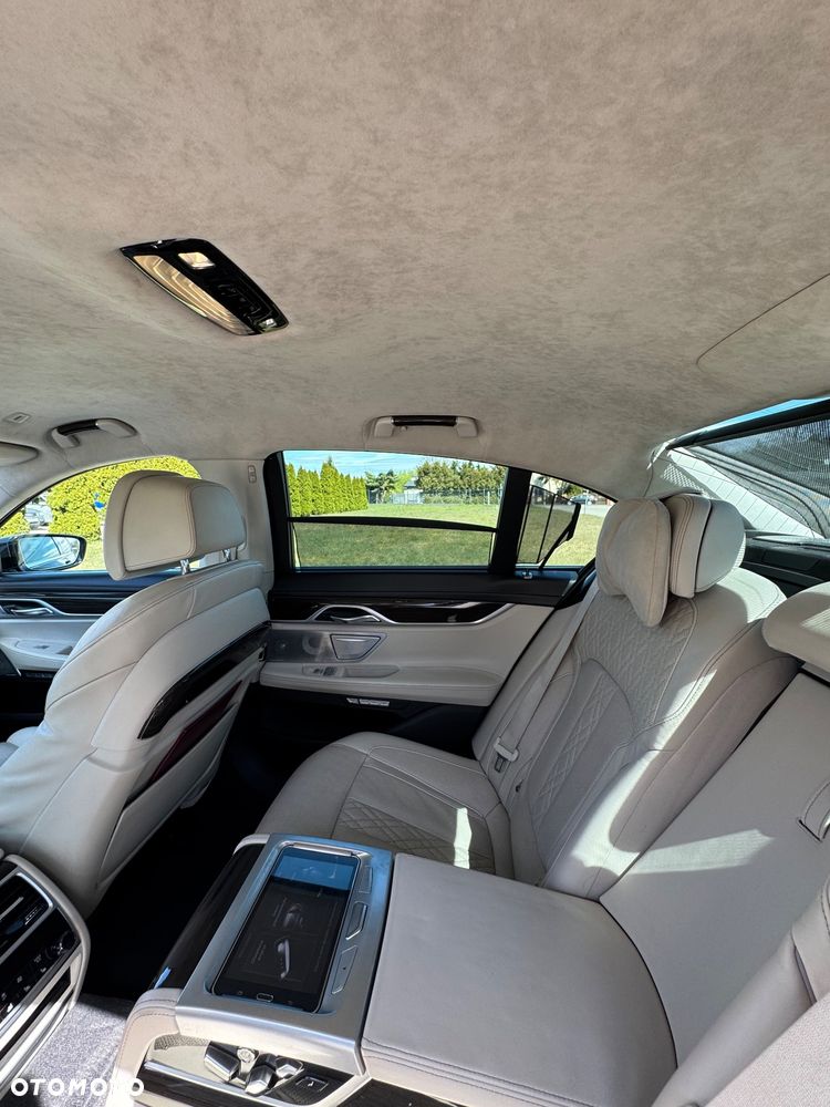 BMW Seria 7 750i xDrive - 37