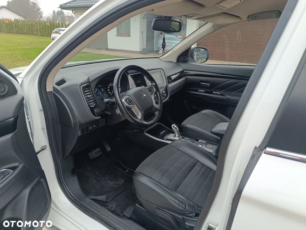 Mitsubishi Outlander 2.4 4WD Diamant+ - 24