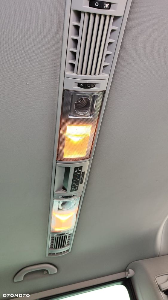 Volkswagen Caravelle - 11