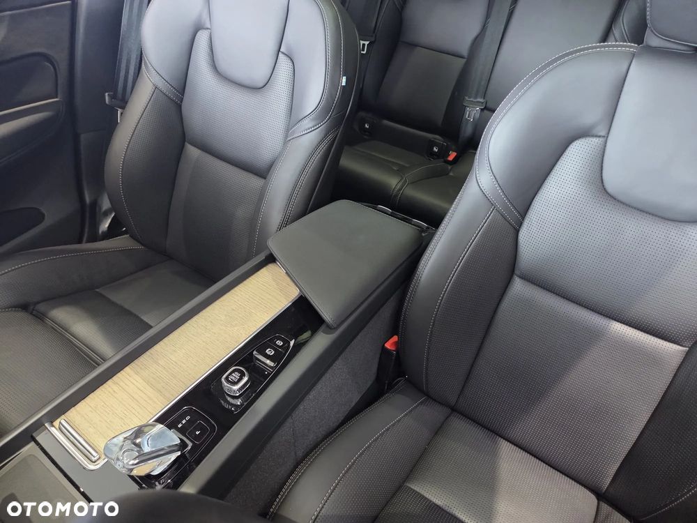 Volvo XC 60 B5 B AWD Ultimate Dark - 20