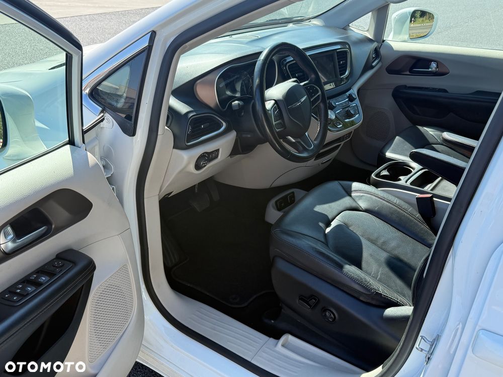 Chrysler Pacifica - 16