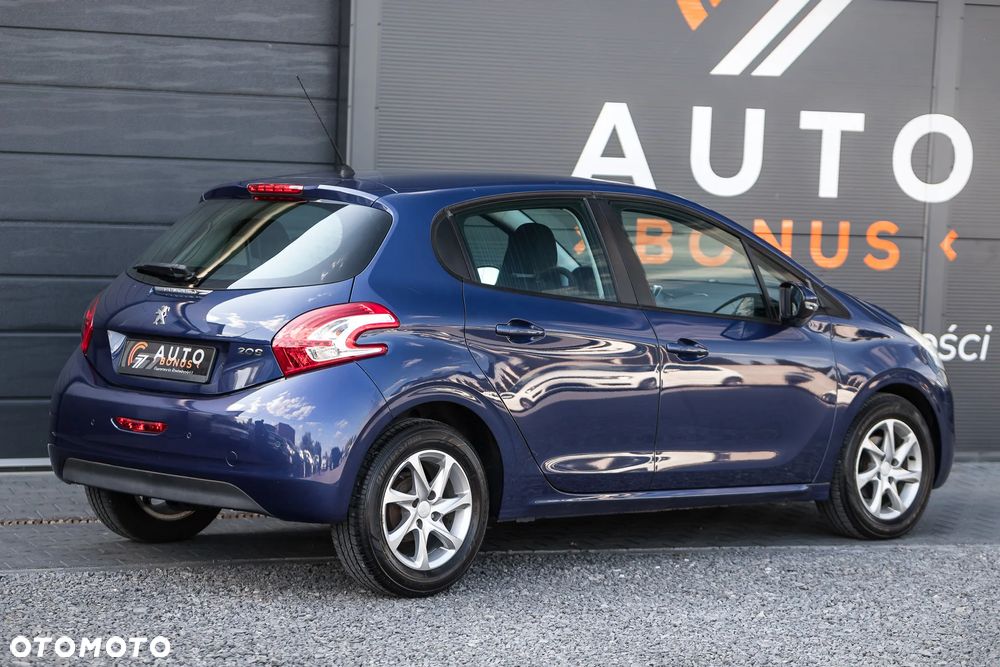 Peugeot 208 - 8