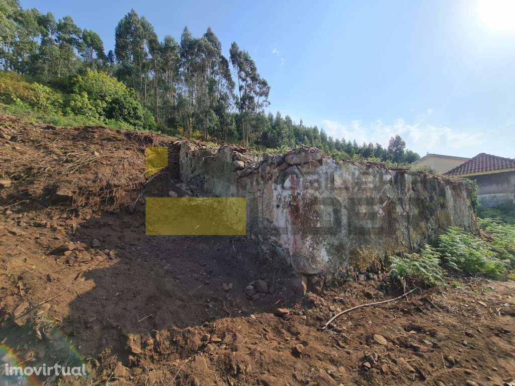 Ruína inserida em terreno urbano com 110m +2 parcelas de terreno Rú... - Grande imagem: 3/21
