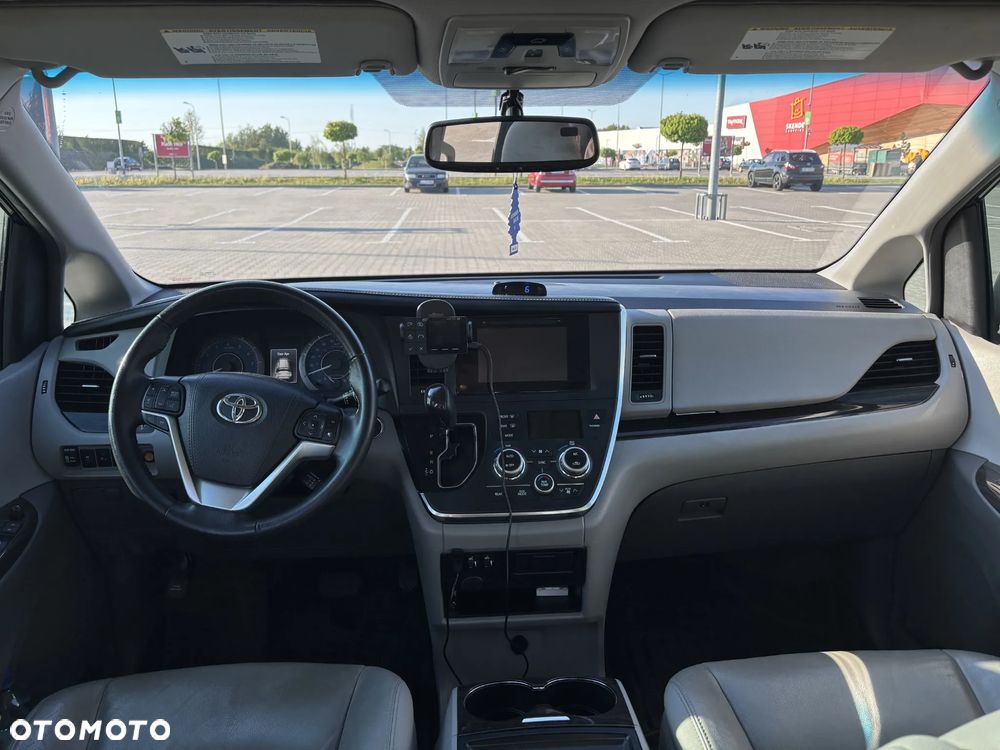 Toyota Sienna 3.5 V6 - 8