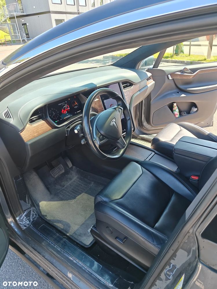 Tesla Model X - 10