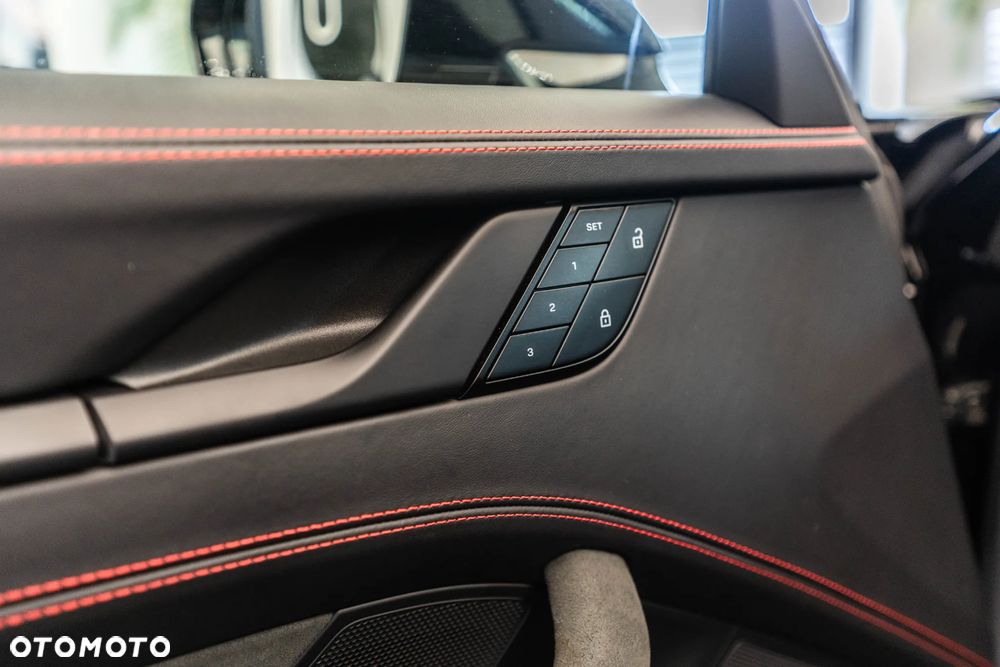 Porsche 911 Carrera 4 GTS - 13