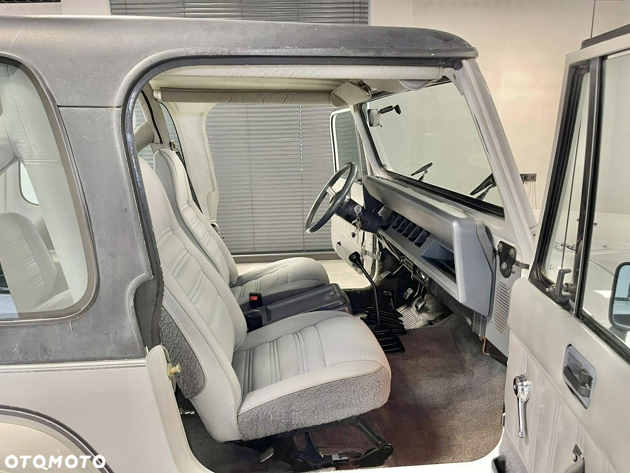 Jeep Wrangler 2.5L - 12
