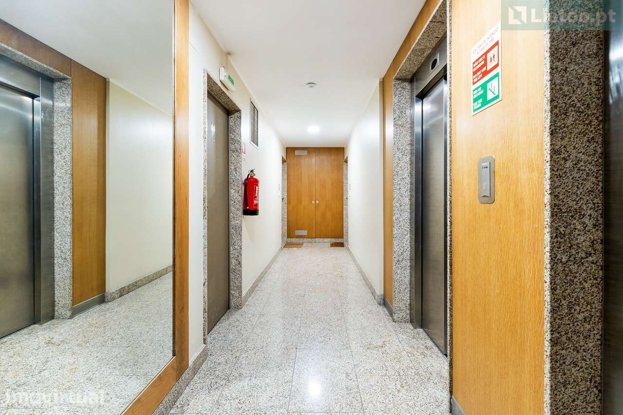Apartamento T2 Renovado c/ Varanda e Garagem - Grande imagem: 4/25