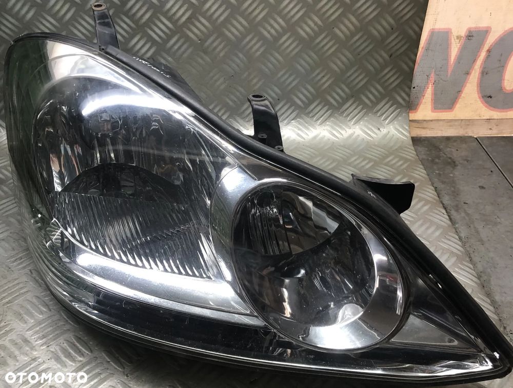 TOYOTA AVENSIS VERSO LAMPA PRAWY PRZÓD - 1