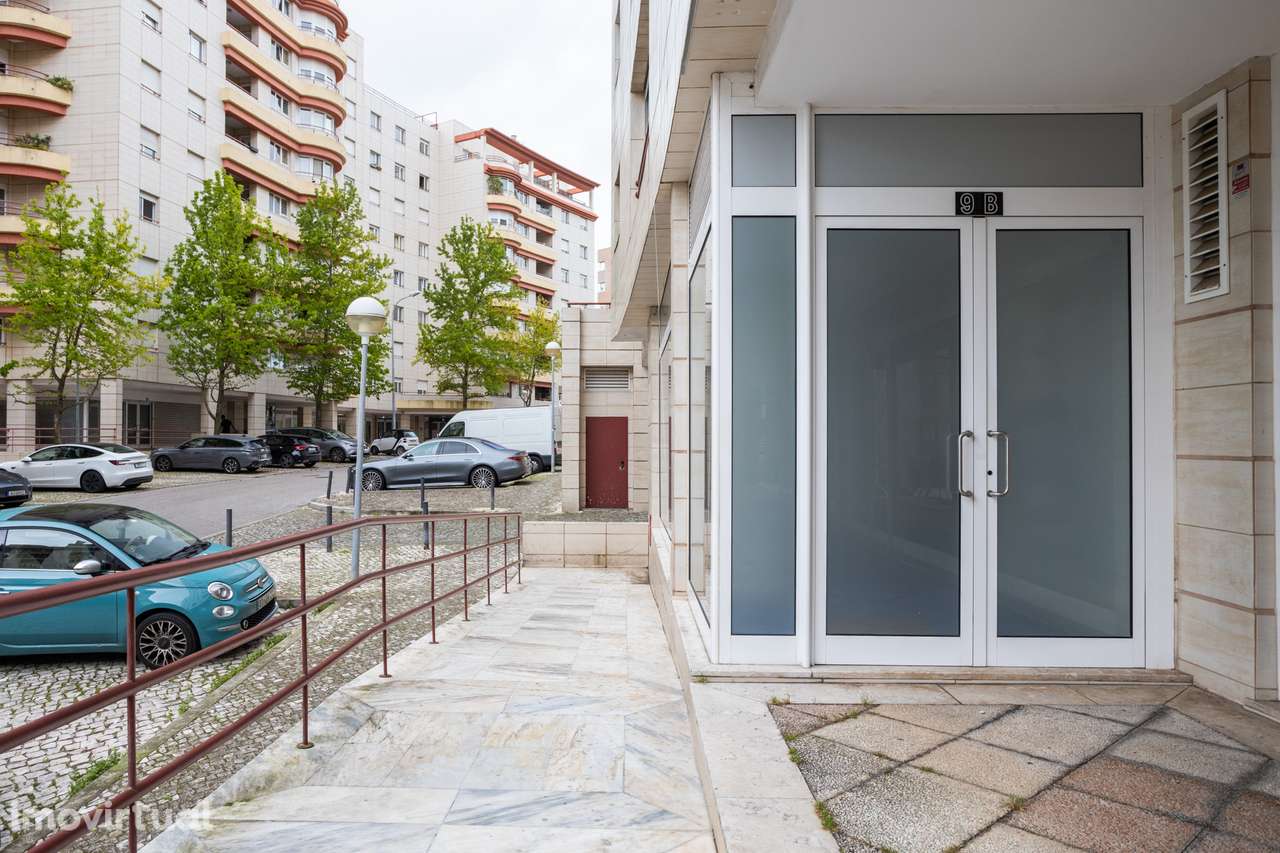 Loja com estacionamento, no Lumiar - Grande imagem: 2/15