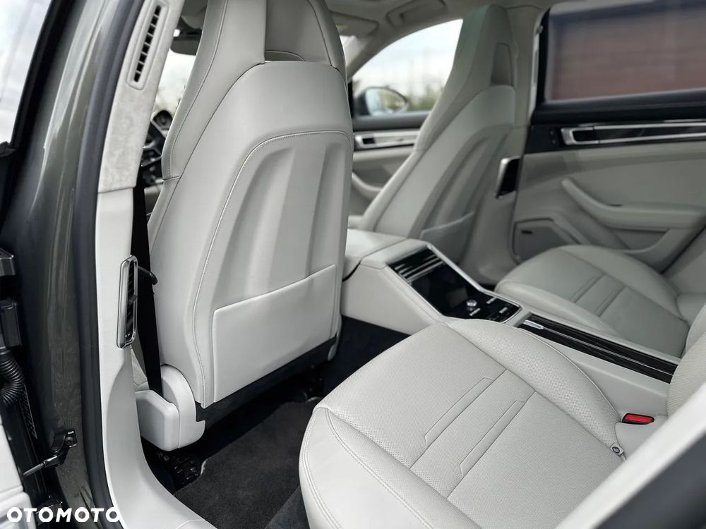 Porsche Panamera 4 E-Hybrid Platinum Edition - 17