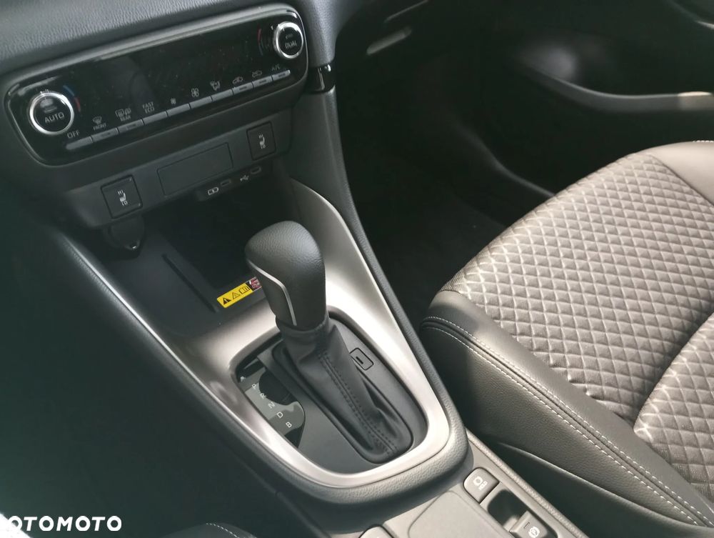 Mazda 2 Hybrid - 10