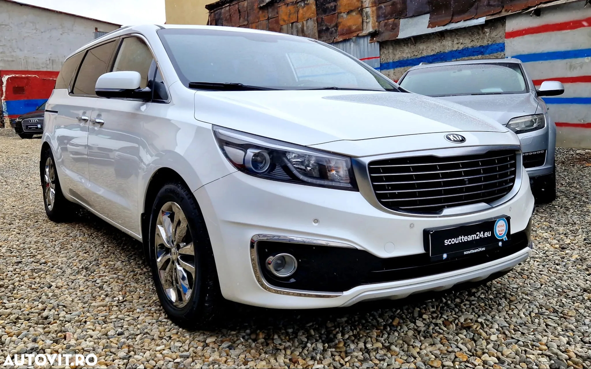 Kia Carnival - 2