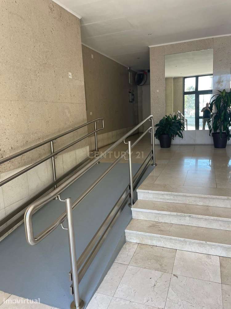 Oportunidade Única | T7 | 3 Suites | 2 Box - Grande imagem: 2/26