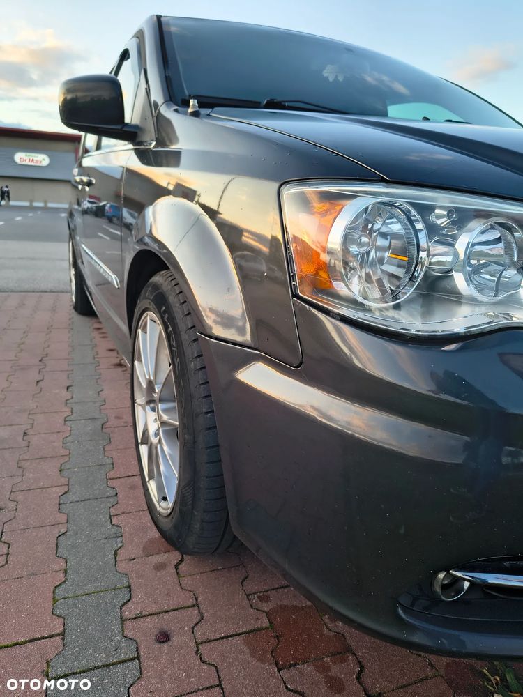 Chrysler Town & Country - 2