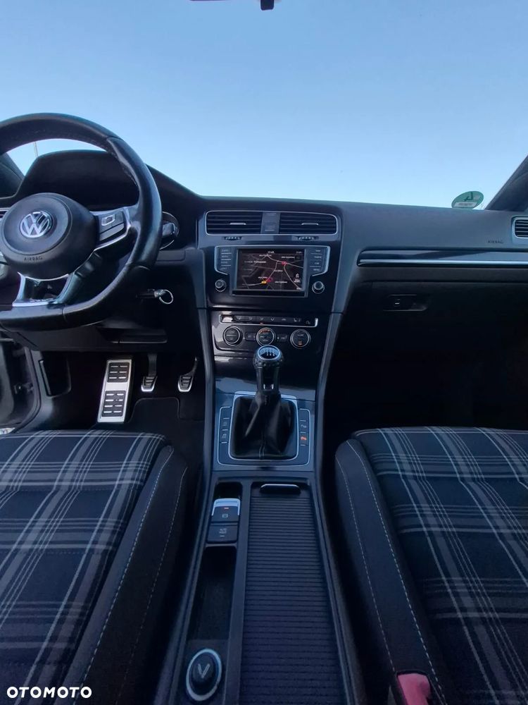 Volkswagen Golf - 23