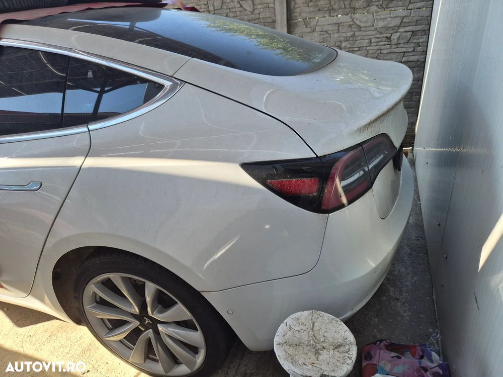 Tesla Model 3 - 5