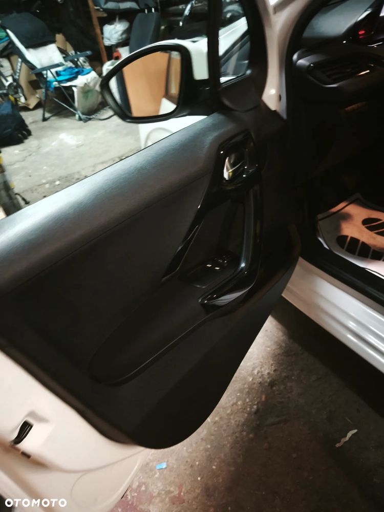 Peugeot 208 - 19