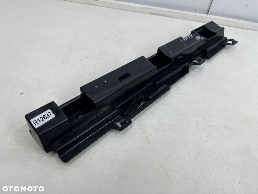 Ślizg BMW F30 F31 F8011-18r. sedan kombi prawy przednie mocowanie progu wspornik uchwyt 7256916