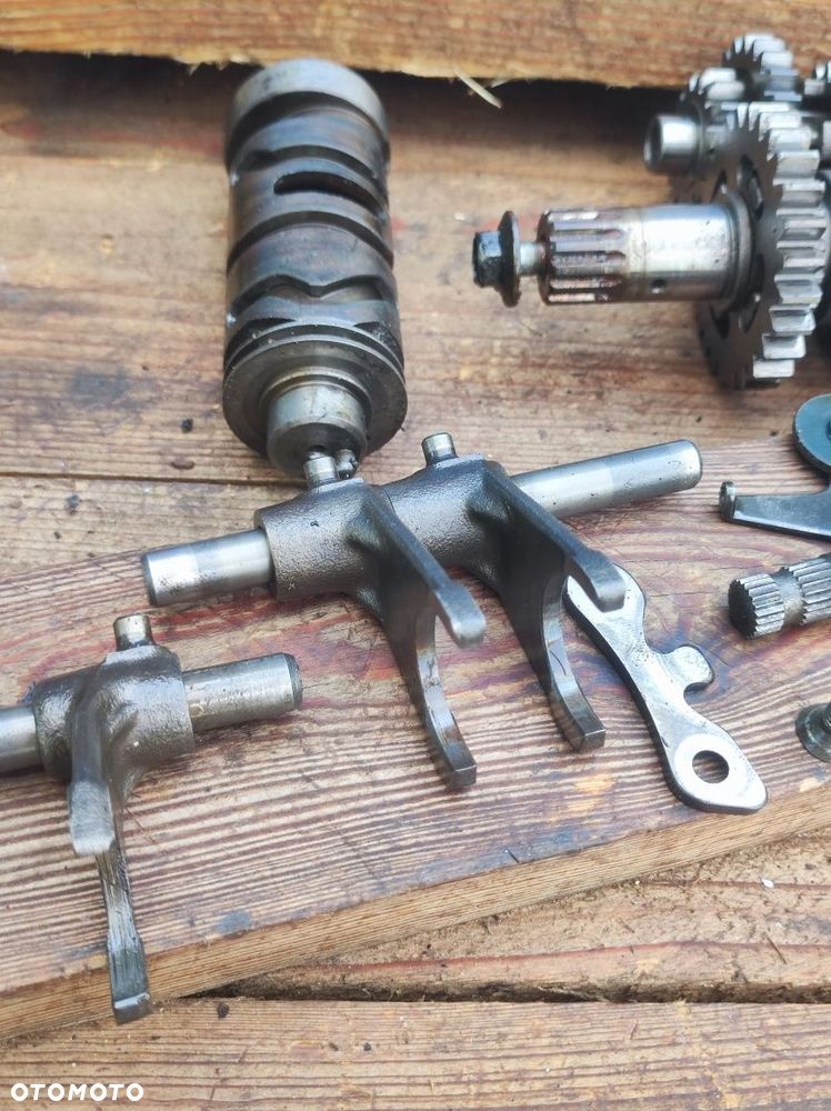 Skrzynia biegów Suzuki GN 125 DR 125 GZ 125 komplet wałki bęben wodziki OEM - 12