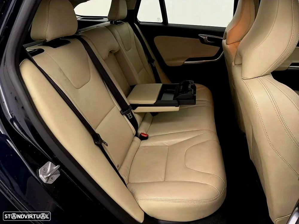 Volvo V60 2.4 D6 R-Design Sum.AWD Phev - 11
