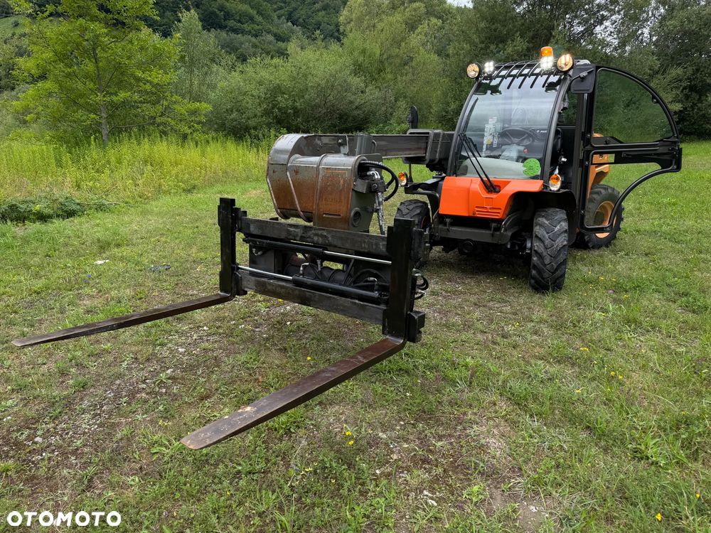 Ausa T204 H. JAPOŃSKA Ładowarka Teleskopowa 4,2 metra Wysuw. Udźwig 2,2 tony. Rozsuwanie wideł HYDRAULICZNE.  Maszyna Jak Nowa z Salonu. Pochodzi z Gospodarstwa Norweskiego! 2017rok. przebieg tylko 3800mtg. Silnik Kubota 4cylindry!  ZERO ZUŻYCIA ORYGINAŁ.  Ani Deka luzów i wycieków. Aktualna DEKRA BMWT. Bardzo mały i zgrabny sprzęt o potężnej wydajnośći. Opony Nowe! Szybka wolna jazda. 3 tryby skrętu! Pełne sterowanie z dżojstika! Wersja Norweska! Kilka dodatkowych wyjść Hydraulicznych! Jazda Hydrostatic Wielka Okazja - 13