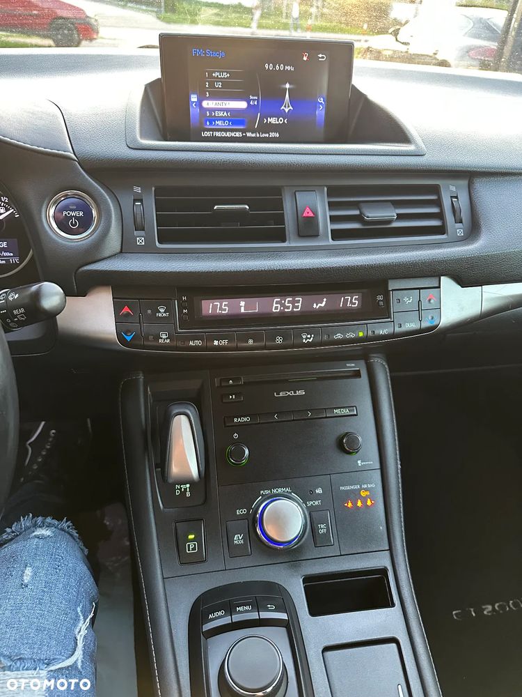 Lexus CT ver-200h - 32